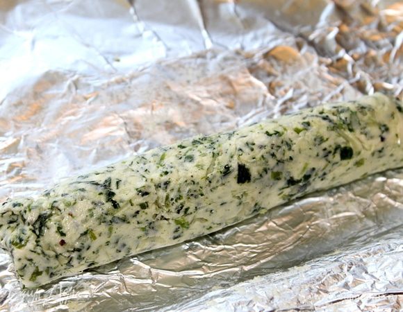 Выложите ароматное масло на фольгу и сверните колбаску. Положите будущий соус в холодильник застыть.