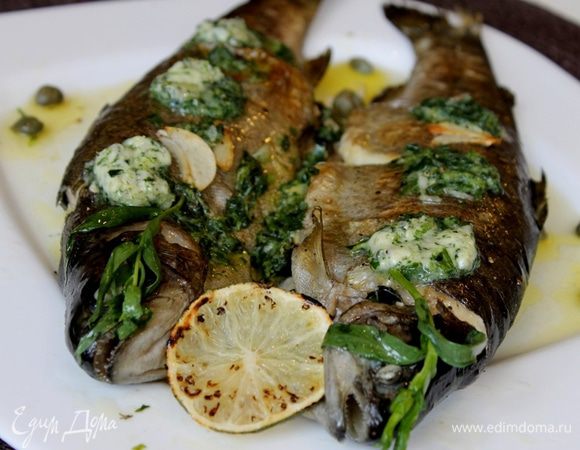 Готовую рыбку переложите на горячее блюдо. Сливочное масло с тархуном нарежьте на кружочки, разложите их на горячую рыбу. Добавьте каперсы и дольки лайма. Немедленно подавайте горячую рыбу к столу.