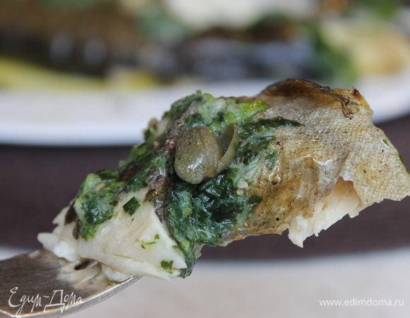 Каждый кусочек рыбки окунайте в соус, добавляйте бутончик каперса и наслаждайтесь. Приятного аппетита!