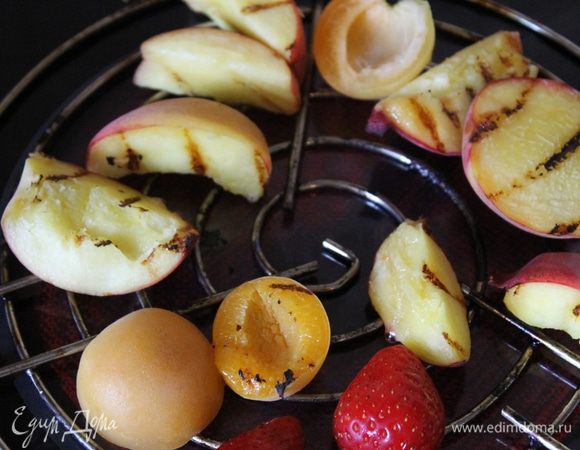 Нарежьте фрукты произвольными ломтиками, но не очень мелко. Кисточкой нанесите на фрукты немного жидкого меда и разложите на решетку гриля. 