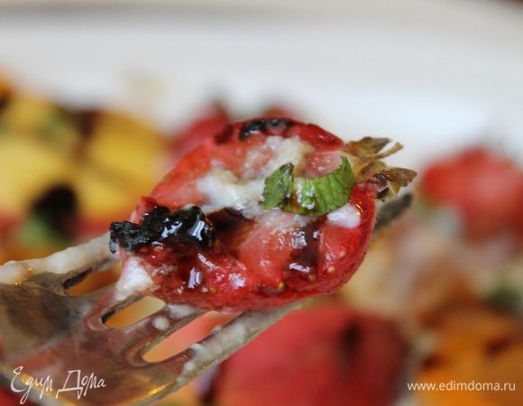 Угощайтесь, наслаждайтесь и экспериментируйте. Запеченные фрукты можно так же разложить на шарик мороженого и добавить кусочки шоколада.  
Приятного аппетита!