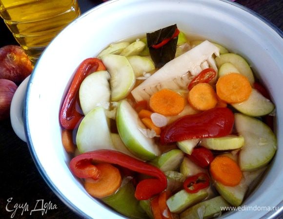 Овощи вымыть и нарезать. Половину небольшого кочанчика я нарезала на 4 части, вместе с кочерыжкой, чтобы листья не распадались. Яблоко освободить от середины и нарезать сегментами потоньше. Морковку — колечками, кабачок — полукольцами, а сладкий перец — полосками. Сложить все в кастрюлю.
Чеснок нарезать тонкими пластинками, а чили колечками. Присыпать овощи чесноком и перцем. Горячим маринадом залить овощи с яблоком. Накрыть тарелкой и придавить гнетом. Оставить до полного остывания, а затем поставить в холодильник на сутки. 