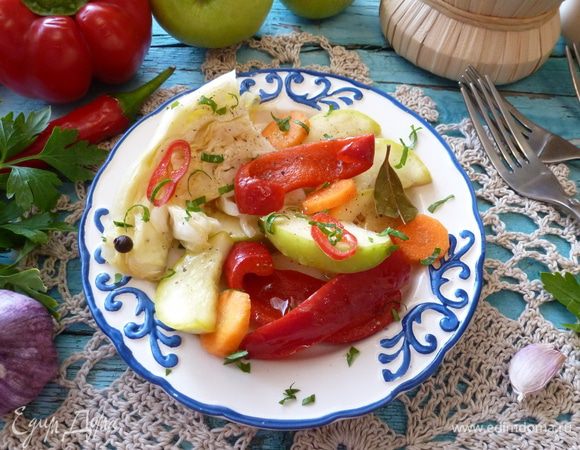 Через сутки маринованные овощи можно уже есть. Капусту нарежем удобными кусочками. Польем нерафинированным маслом и при желании посыпать зеленью, луком или чесноком.