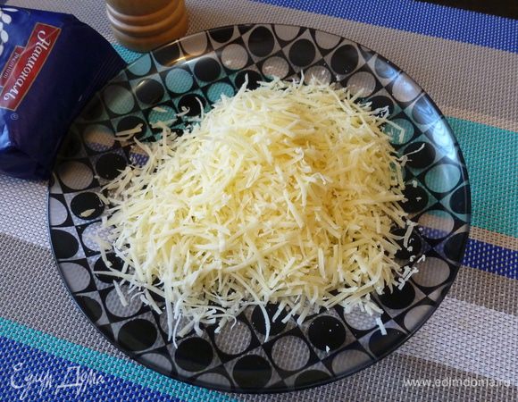 Пармезан натрем на терке.