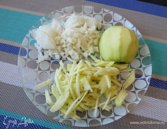 Лук нарежем мелким кубиком, примерно размером с рисинку. Яблоко очистим от кожицы и нарежем соломкой.