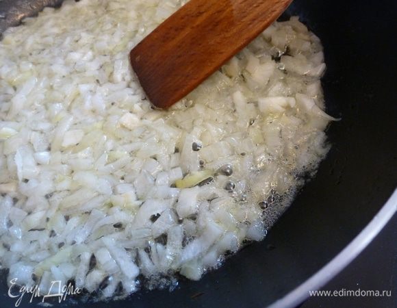 На сковороде распустим половину сливочного масла, немного оливкового и потушим лук до прозрачности.