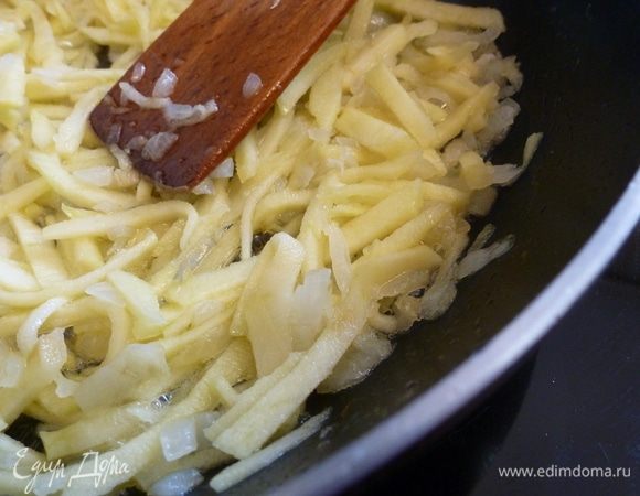 К луку добавим яблоки и тушим еще 3 минуты. Помешиваем.