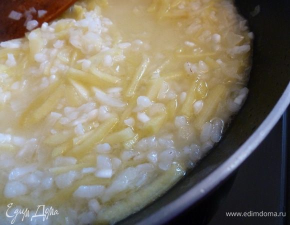 Влить вино и дождаться пока оно выпарится. 