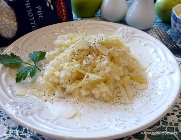 При подаче посыплем пармезаном, свежемолотым перцем, миндальными лепестками.