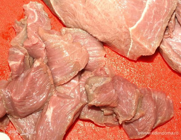 Говядину моем, очищаем от пленки, если необходимо. Режем на куски (мельчить не надо).