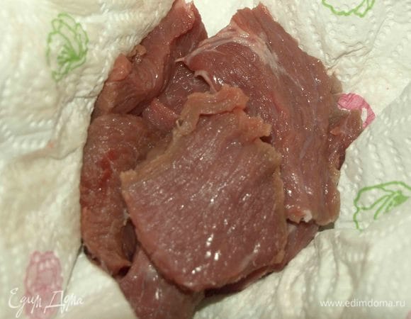 Кусочки говядины просушить бумажными полотенцами.