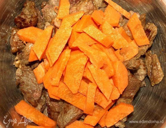 Крупную морковь режем (не мельчить). Добавить к мясу.