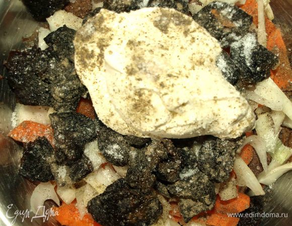 Добавляем сметану. Соль, перец по вкусу. Все хорошо перемешиваем.