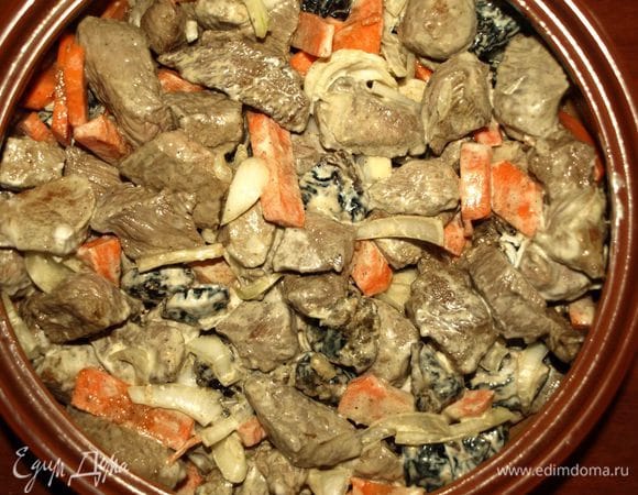 Выкладываем мясо в жаропрочную посуду для запекания, добавляем 300 мл воду. Закрываем крышкой. Если нет крышки, то используем несколько слоев фольги. Отправляем в разогретую до 180°С духовку на 2 часа. 