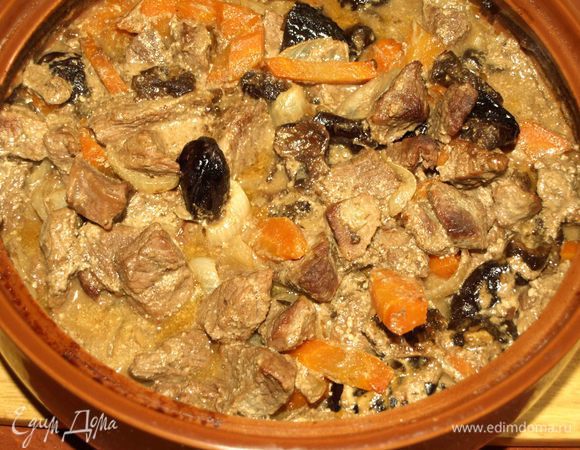 Через 2 часа достаем мясо из духовки. Перемешиваем. Мясо готово. Приятного аппетита!