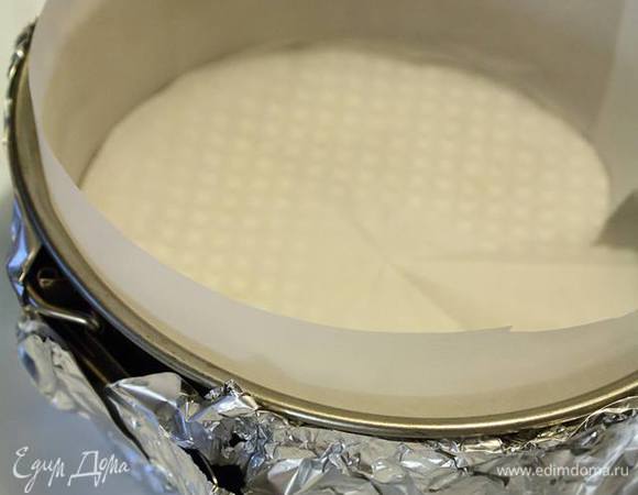 Форму для выпечки лучше приготовить заранее.
Все рецепты пишут о 20 см. Я приготовила 18 см, а потом посмотрела на кол-во теста и заменила на 24 см. И за счет высоких бортиков из бумаги торт из нее не убежал. Он осел потом, но в процессе выпечки этот размер формы себя оправдал.
Снаружи форму обернуть фольгой — это защитит чизкейк в процессе выпечки от проникания воды, ведь он будет готовиться на водяной бане.