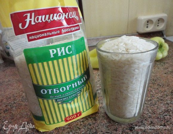 Рис ТМ «Националь» (стакан объемом 250 мл вмещает 200 г риса) промыть и отварить в воде в соотношении 1:6. На это уйдет примерно 20 минут. За это время можно подготовить овощи для запеканки.