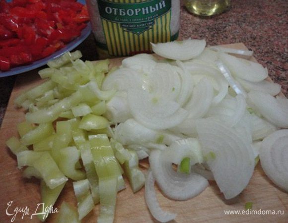 Лук (4 средние головки) нашинковать полукольцами. Перец (двух цветов) нарезать соломкой. Грибы нарезать кубиками.