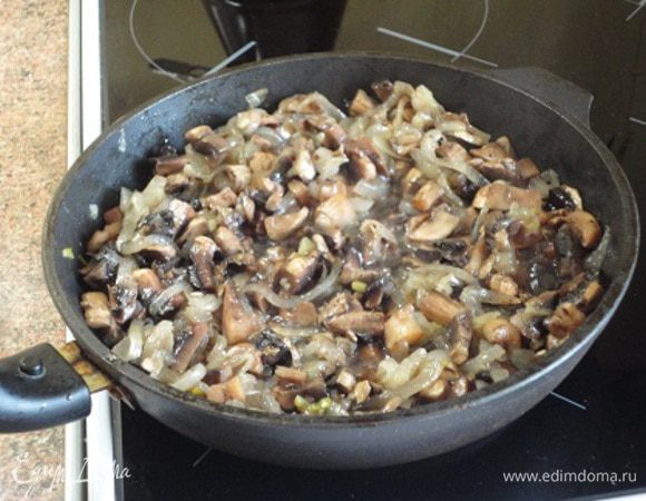 1/3 масла для жарки разогреть в сковороде и на умеренном огне  обжаривать лук 5-7 минут, затем добавить грибы и жарить все вместе 10 минут. Посолить, поперчить по своему вкусу.
