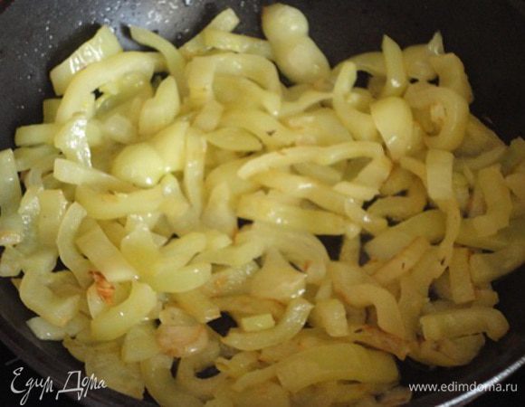 Отдельно обжарить зеленый.