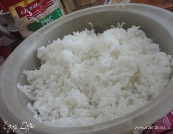 Готовый рис откинуть на дуршлаг и дать стечь воде. Смешать рис с грибами и луком.