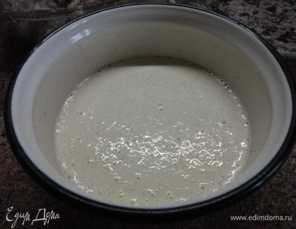 Подготовить заливку, смешав венчиком яйца со сметаной. Я в такие смеси всегда добавляю кориандр, не меньше 1/2 ч. ложки. Посолить, поперчить.