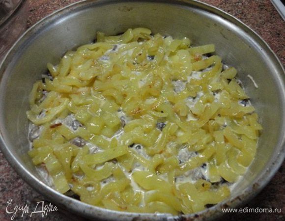 Разъемную форму смазать маслом. Я использовала форму диаметром 23 см, но даже удобнее делать такую запеканку в керамической форме и в ней же подавать на стол т.к. запеканка очень сочная. Выложить 1/3 риса с грибами, вылить 1/3 заливки, выложить один из видов перца. Затем вторая часть риса с грибами, часть заливки, перец и оставшийся рис с грибами. Полить оставшейся заливкой.