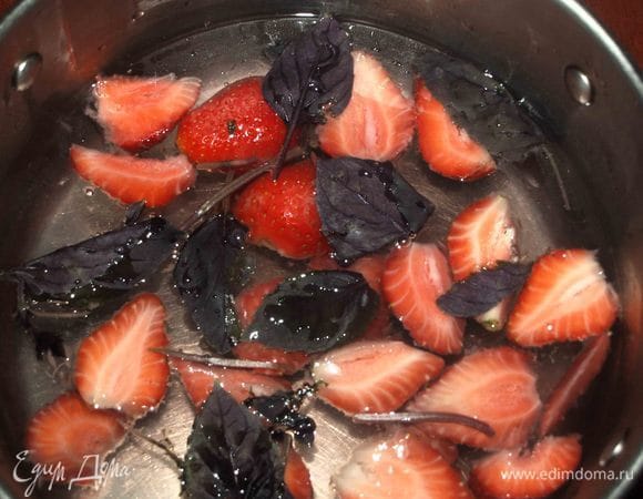 Клубнику хорошо промыть. Разрезать на несколько частей. Базилик порвать. Залить 1 литром горячей воды. Закрыть крышкой. Оставить минимум на один час. Можно оставить и на более часов. 