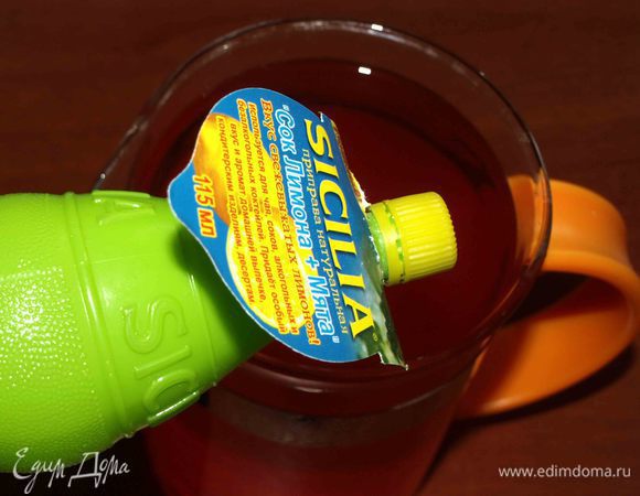 Добавить 3 ст. ложки лимонного сока с мятой ТМ SICILIA, сахар. Размешать.