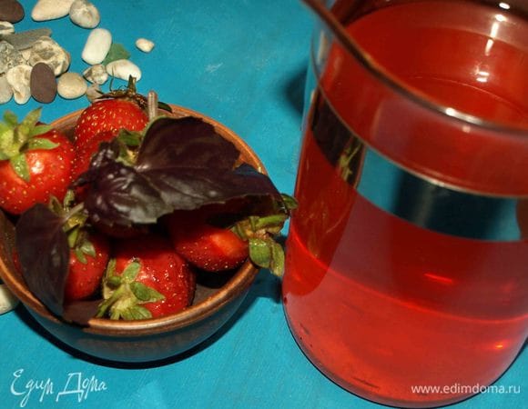 Вместо льда лучше использовать охлажденную клубнику. 