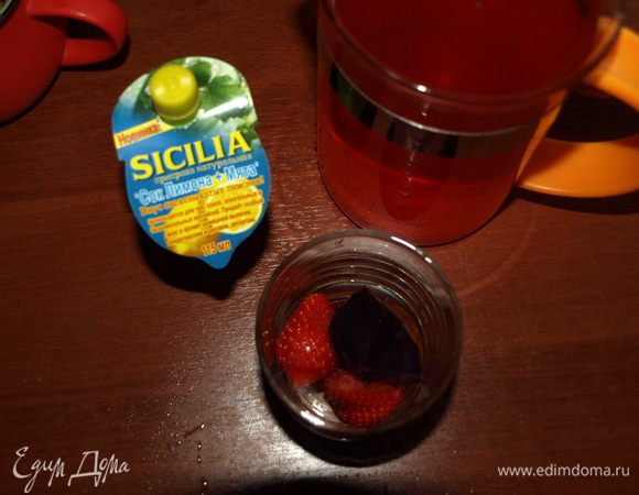 В стакан кладем несколько ягод охлажденной свежей клубники, листик базилика и наливаем лимонад. 