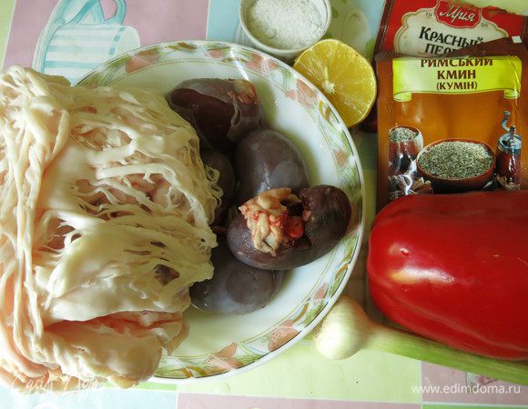 Подготовим почки, перец, сетку жировую, перец красный молотый, зиру, чеснок, лимон.