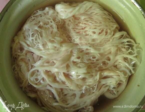 Сетку опустим в холодную воду минимум на 30 минут.