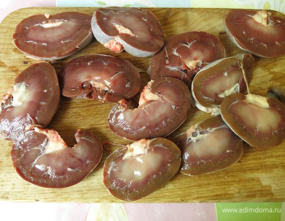 Почки промоем, разрежем пополам.