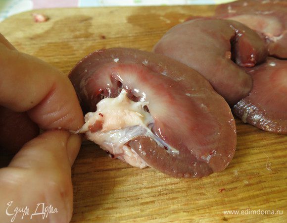 Вырезаем жир и протоки, легко отрезать по соединениям. Снимаем пленку. Пленка снимается очень легко.