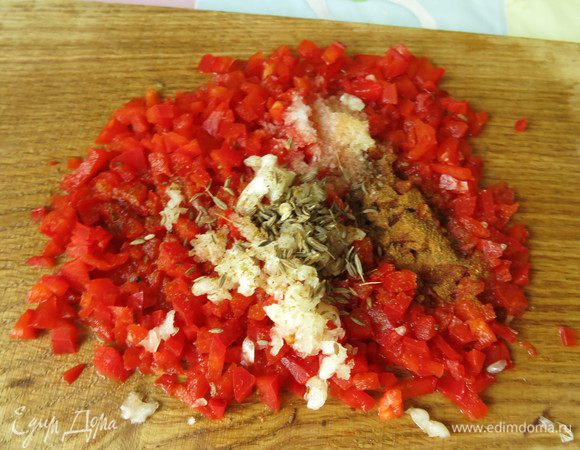 Выдавливаем чеснок, солим, перчим, добавляем зиру чуть измельченную. Сбрызгиваем соком половины лимона.