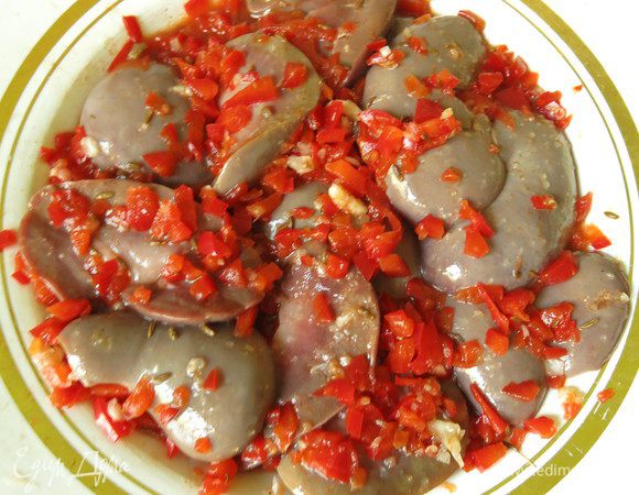 Покрываем почки маринадом и оставляем на 30 минут.