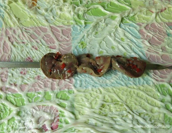 Нанизываем почки на шампур. Кладем на сетку.