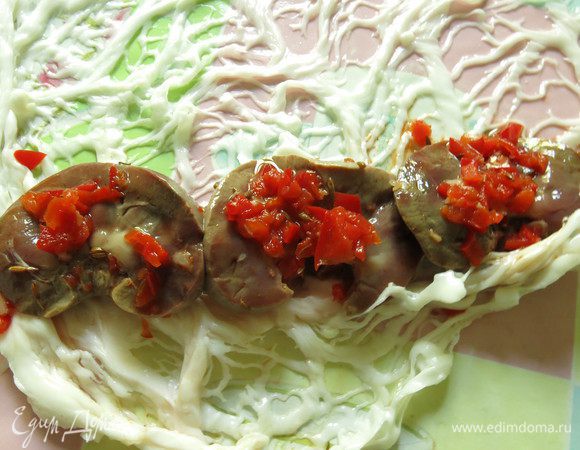 Выкладываем перец с маринадом.