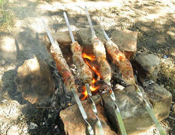 Обжариваем на среднем огне, даем сетке вытопиться.