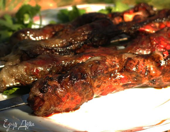 Переворачиваем, проверяем готовность, делая надрезы.