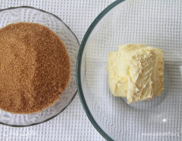 Размягченное сливочное масло взбить до пышной массы, постепенно добавить коричневый тростниковый сахар.