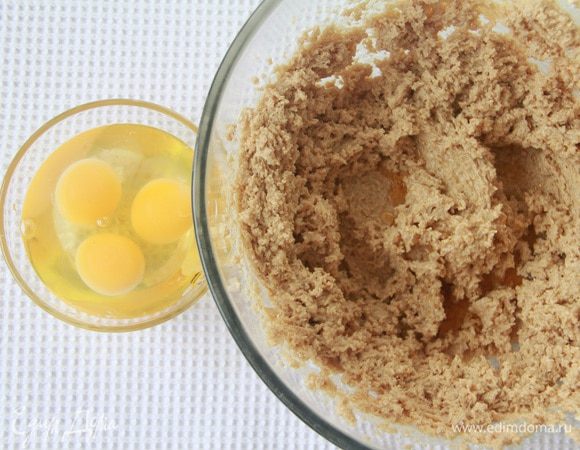 В сливочную пышную массу ввести по одному три яйца. Добавить ванильный экстракт.