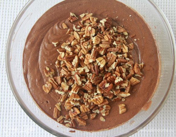 Добавить в сливочную массу пиво, мучную смесь, взбить миксером, добавить орехи.