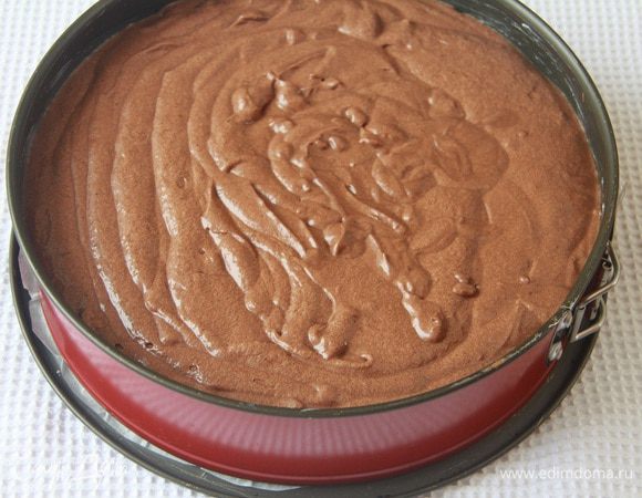 Бока формы для выпечки (у меня разъемная, 28 см) смазать маслом, на дно положить пекарскую бумагу. Выложить в форму тесто.