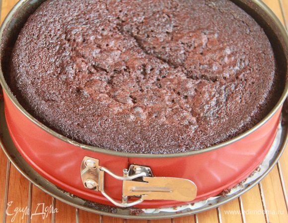 Выпекать при 177°С 65-70 минут. После выпечки не вынимать торт из формы минут 20-30.