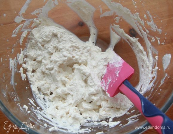 Сливки взбить в пышный крем, добавить сахар и ваниль.