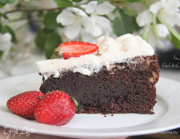 Дать торту постоять в холодильнике 3-8 часов.
Текстура торта влажная, со вкусными кусочками пекана, а вот взбитые сливки, на мой вкус, можно и не добавлять — торт и так самодостаточен. Хотя, без взбитых сливок это, наверное, уже и не торт. Конечно, энергетически — это бомба, но уж очень вкусно!