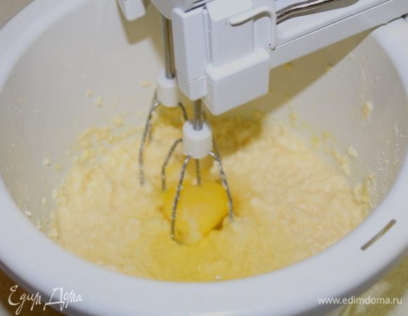 Взбить сахар с маслом, по одному ввести яйца.