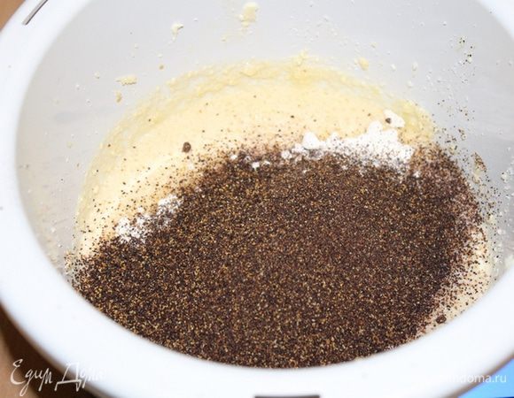 Просеять черемуховую муку.